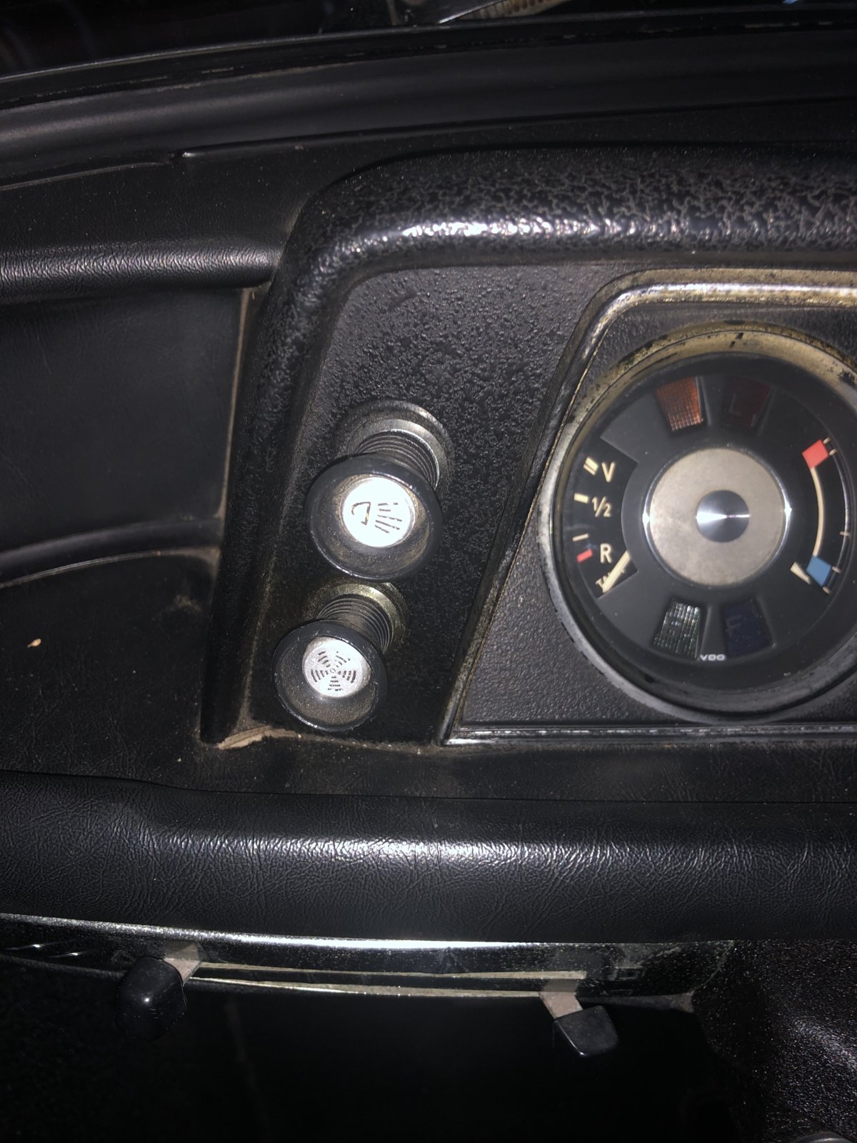 1968 1600 Knobs.jpg