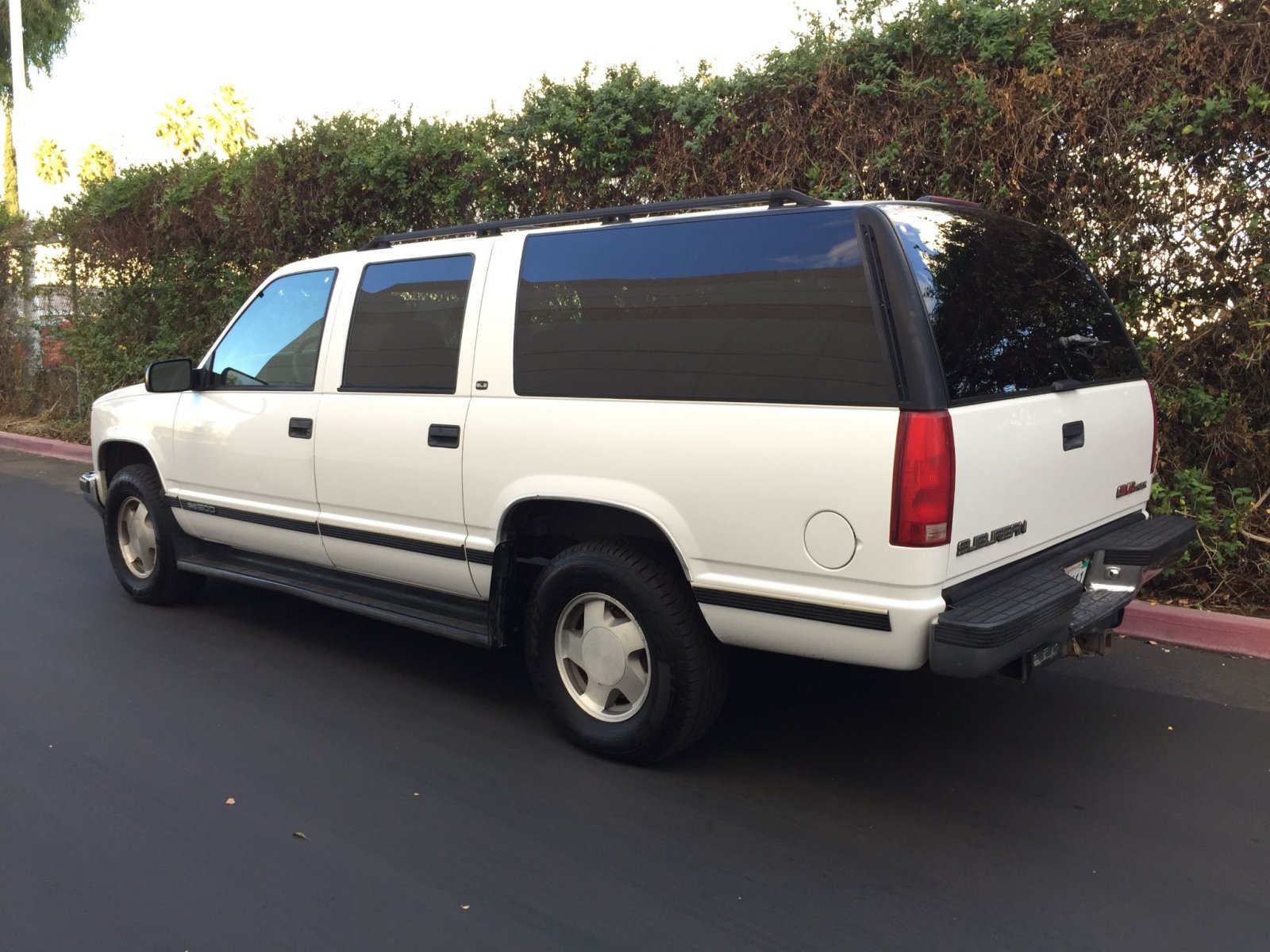 1997-GMC-Suburban-1500-3GKFK16R5VG519603-7664.jpeg