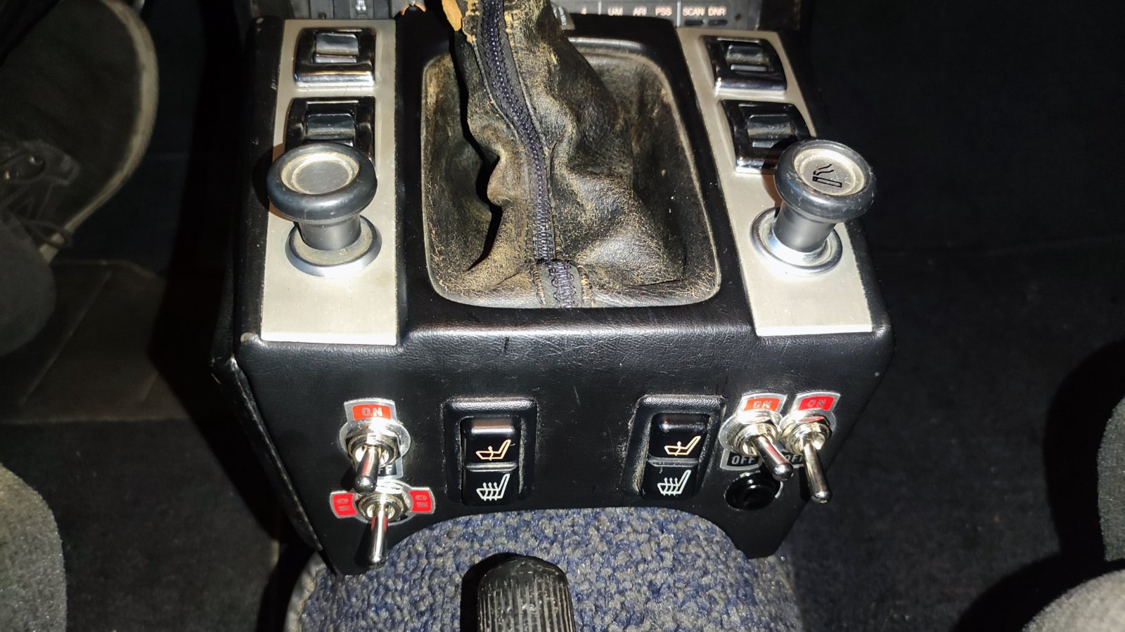 BMW E9 Mittelkonsole Knöpfe.jpg