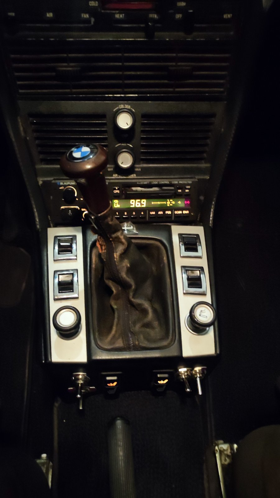 BMW E9 Schalter Mittelkonsole.jpg