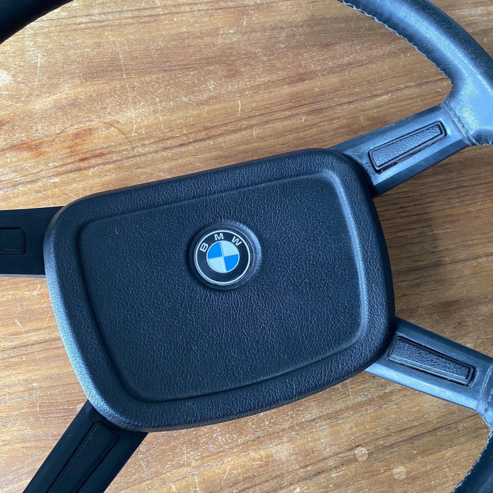 bmw_e9_csi_steering_wheel_3.jpg