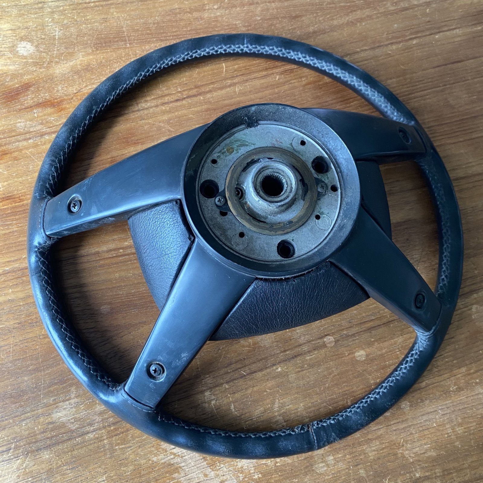 bmw_e9_csi_steering_wheel_5.jpg