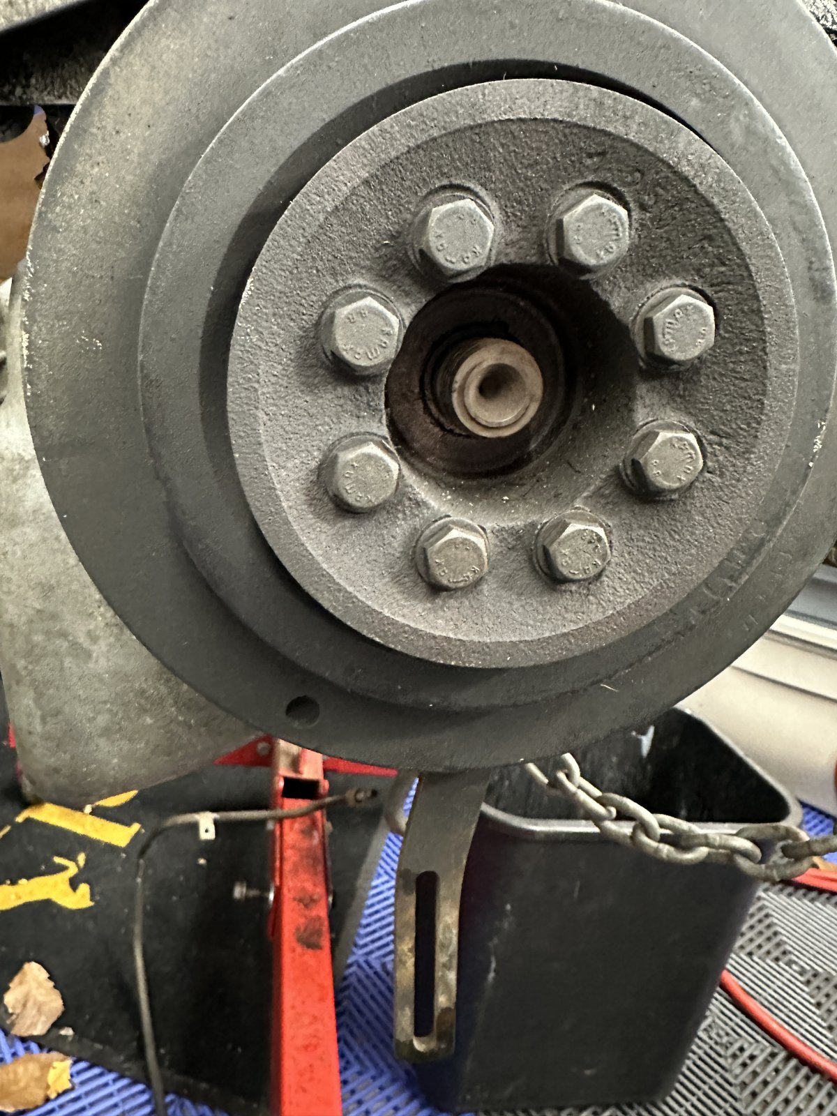 Crankshaft missing nut.JPG