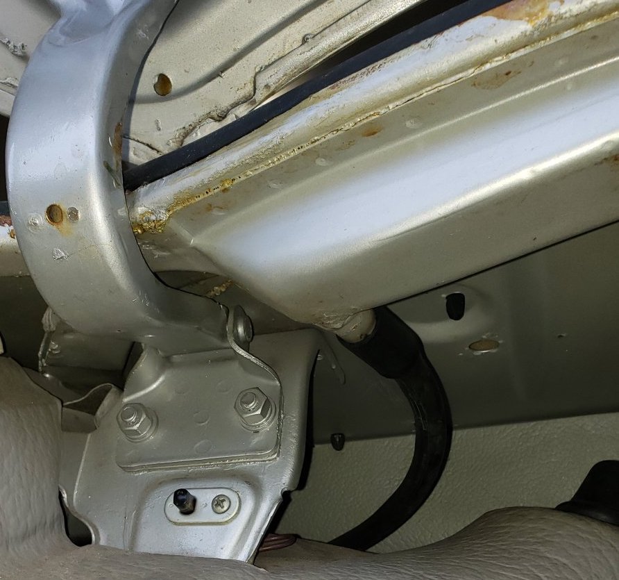 Drain under the rear window.jpg