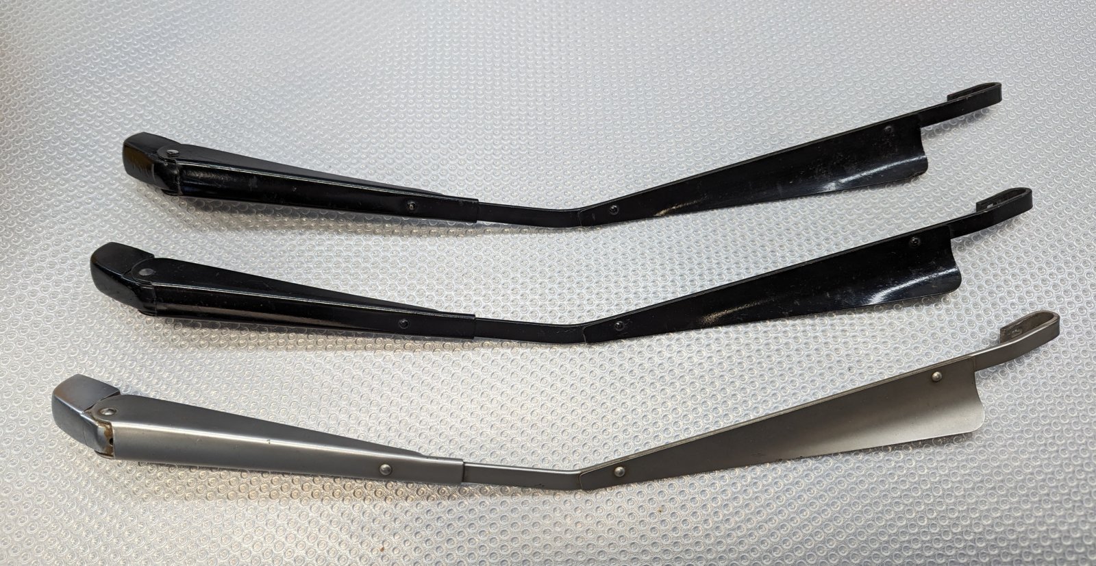 Drivers wiper arms front.jpg