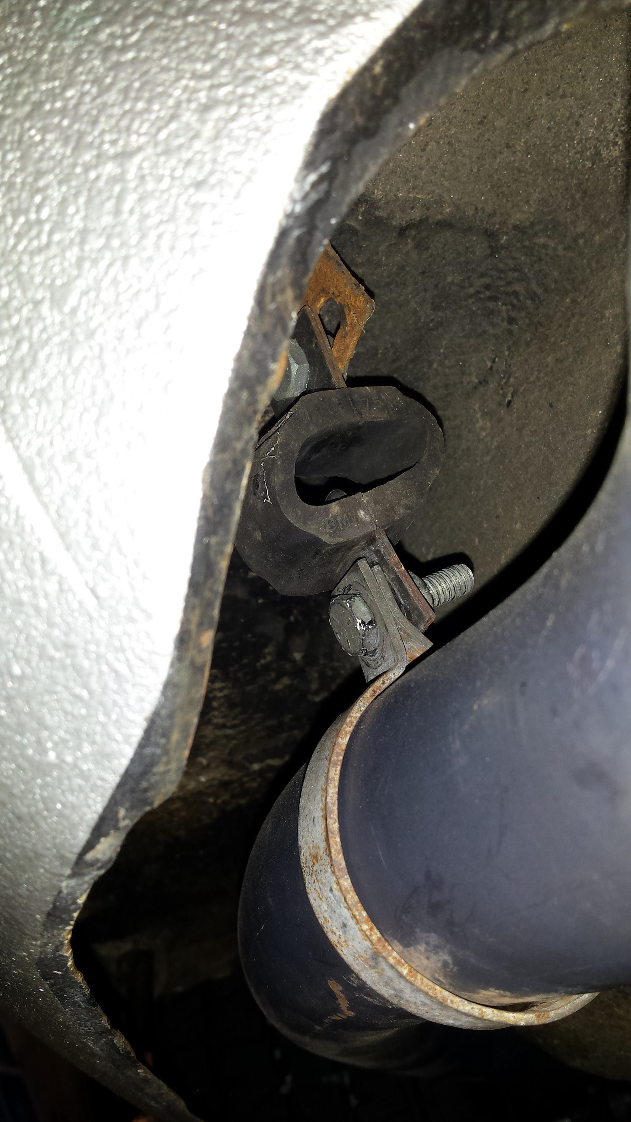 exhaust hanger1.jpg