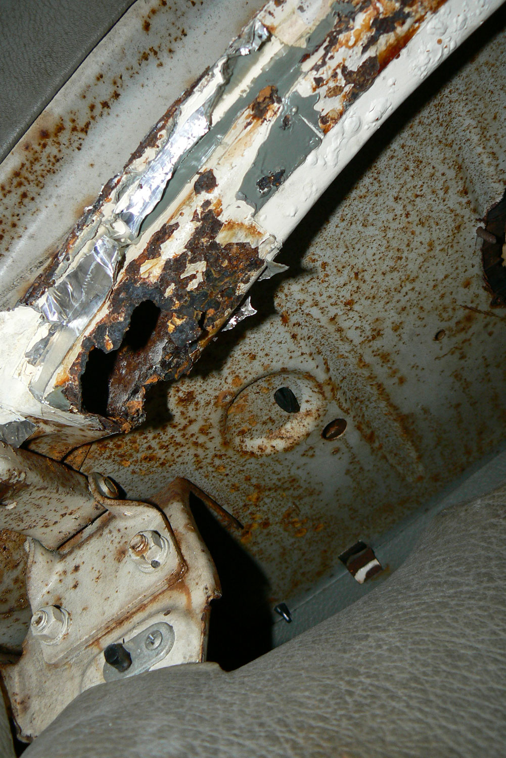Left-side-lip-under-seal-P1070563.jpg