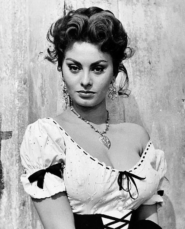 Sophia_Loren_-_1955.jpeg