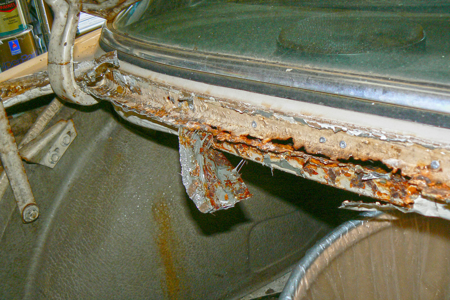 Trunk-Gasket-Lip-corrosion-&-Bodge-P1070561.jpg