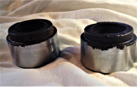 brake caliper pistons, rear on e9-2.JPG