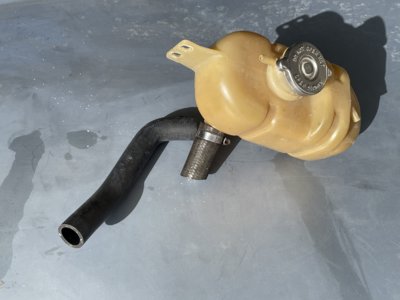 74 overflow tank in with new WandN hose.jpg