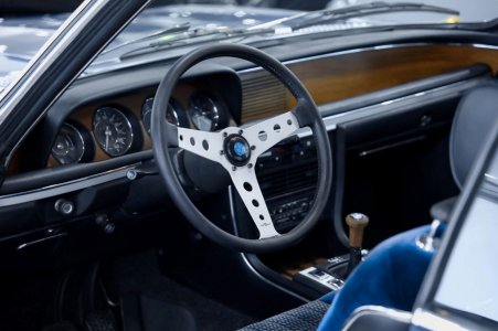 Existing steering wheel with worn leather.jpg