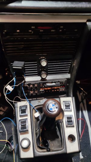 BMW E9 Mittelkonsole.jpeg