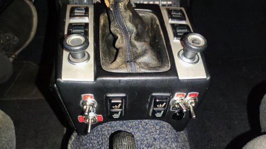 BMW E9 Mittelkonsole Knöpfe.jpg
