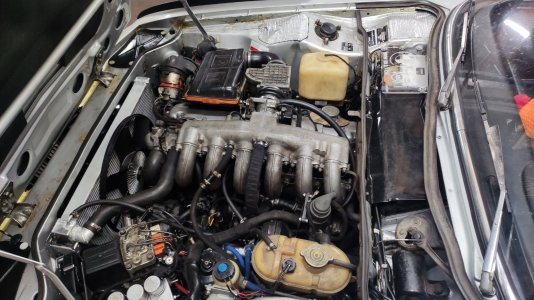 BMW E9 Motorraum mit ABS.jpg