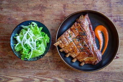 Costillas y ensalada, en Malum Rex.