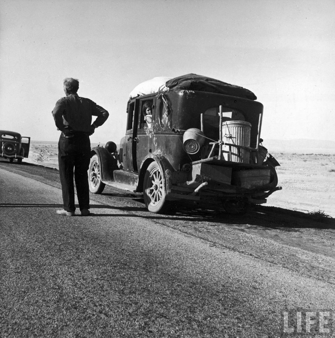 car+de+oakie+cargado+parado+en+la+desolada+carretera+del+desierto+del+sur+da+california+march+37.jpg
