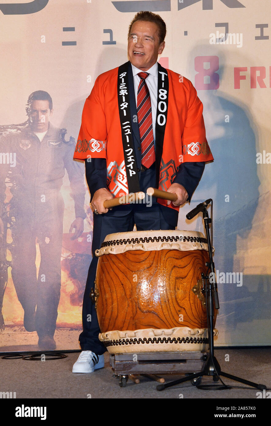 tokyo-japan-06th-nov-2019-actor-arnold-schwarzenegger-plays-japanese-drumtaiko-during-the-japan-premiere-for-the-film-terminator-dark-fate-in-tokyo-japan-on-wednesday-november-6-2019-hamilton-and-schwarzenegger-attend-both-together-at-event-in-japan-first-time-this-film-open-november-8-in-japan-photo-by-mori-keizoupi-credit-upialamy-live-news-2A857K0.jpg
