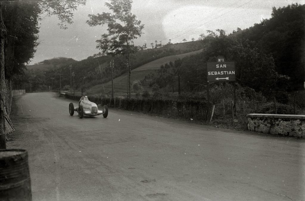 Carrera_autom%C3%B3vilistica_en_el_circuito_de_Lasarte_23_de_493_-_Fondo_Mar%C3%ADn-Kutxa_Fototeka.jpg